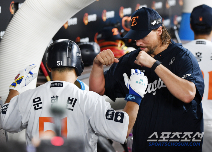 [포토] 와이스 축하받는 문현빈
