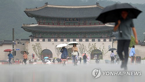 낮 최고 36도 폭염 지속…전국 곳곳에 소나기