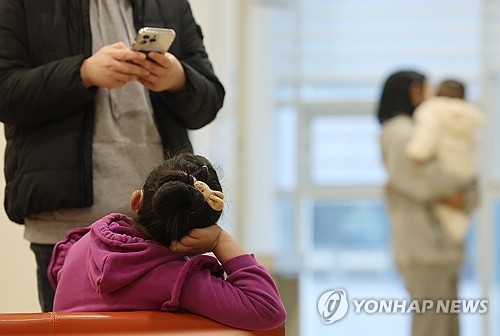 (서울=연합뉴스) 박동주 기자 = 서울의 한 소아청소년과 병원을 찾은 어린이와 부모들이 진료를 기다리고 있다. 2024.2.13 pdj6635@yna.co.kr