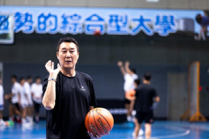 '슛 도사' 이충희, 대만 농구 유망주에 '슛 기술' 전수
