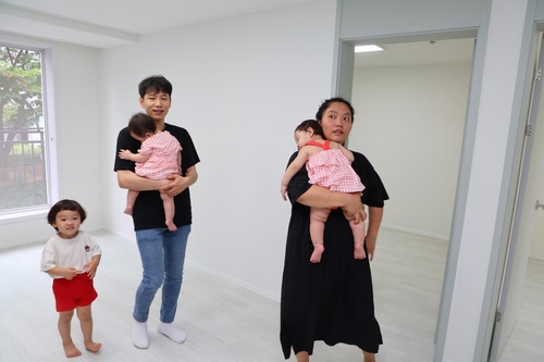 [현장] 인천 '천원주택' 첫 입주…"다섯식구 살기에 충분하네요"