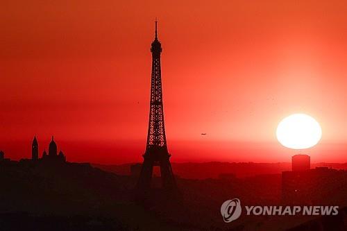 에펠탑 보러 왔는데…파리 폭염에 관광객 입장 금지령