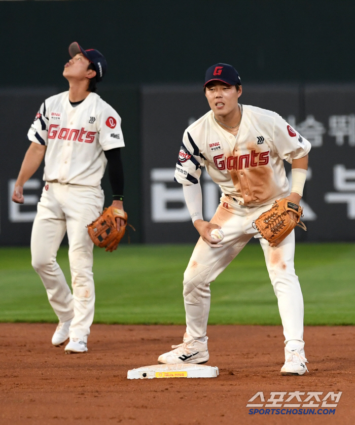 '졌지만 박수갈채' 엘롯라시코 흙으로 범벅된 유니폼...끝까지 최선 다해…