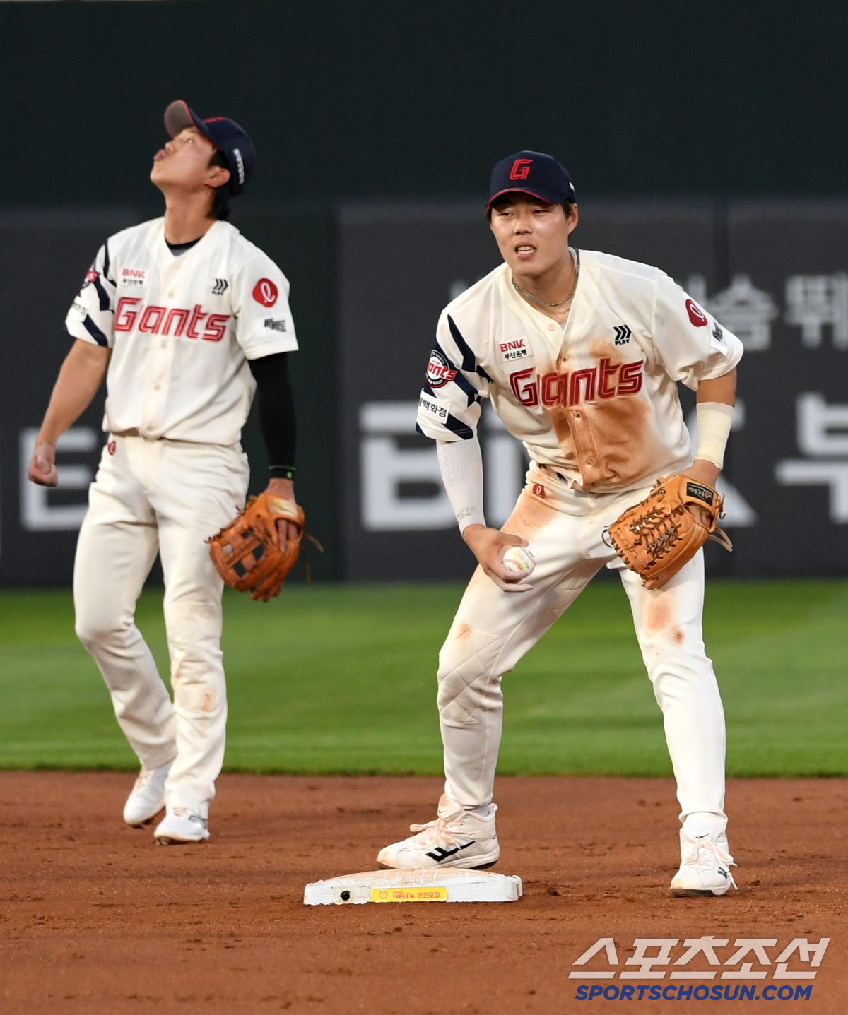 '졌지만 박수갈채' 엘롯라시코 흙으로 범벅된 유니폼...끝까지 최선 다해…