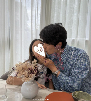 ‘한혜진♥’ 기성용 “8살 차 실종” 셀프디스…결혼 12주년 기념샷