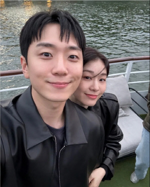 [SCin스타] 김연아♥고우림, 여름에도 가죽 포기 못해…파리서 올블랙 데이트