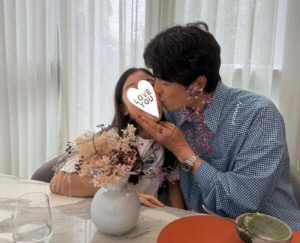[SCin스타] “한결같은 바보 아빠” 한혜진♥기성용, 딸과 결혼 12주년 소소한 축하