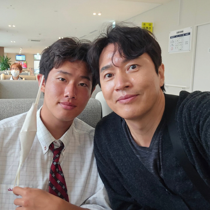 '루미코♥'김정민, 日 축구 국가대표 둘째子와 기념셀카…"생일 축하해"