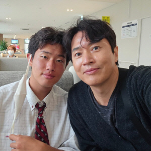 '루미코♥'김정민, 日 축구 국가대표 둘째子와 기념셀카…