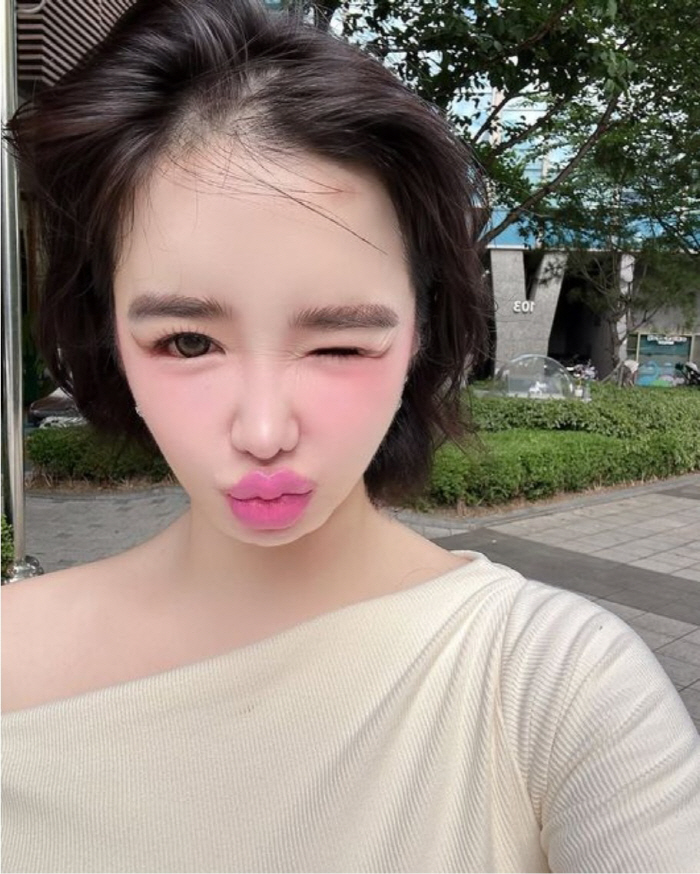 박봄 "필터 안 써요" 말했지만…휘어진 기둥·바닥에 보정 흔적 의심