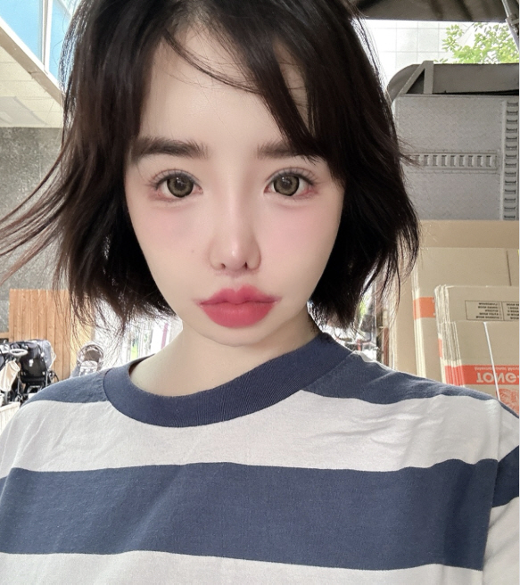 박봄, 진한 메이크업 빼니 '옛날 얼굴 나오네'..."아침 커피 사 오는…