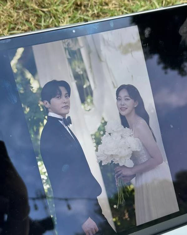 [전문] 김가은, ♥윤선우와 웨딩 화보 공개했다…"10년 동안 내 편 되…