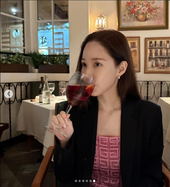 박민영, 와인잔 보다 작은 얼굴…또 다시 증명된 '소멸급 얼굴'