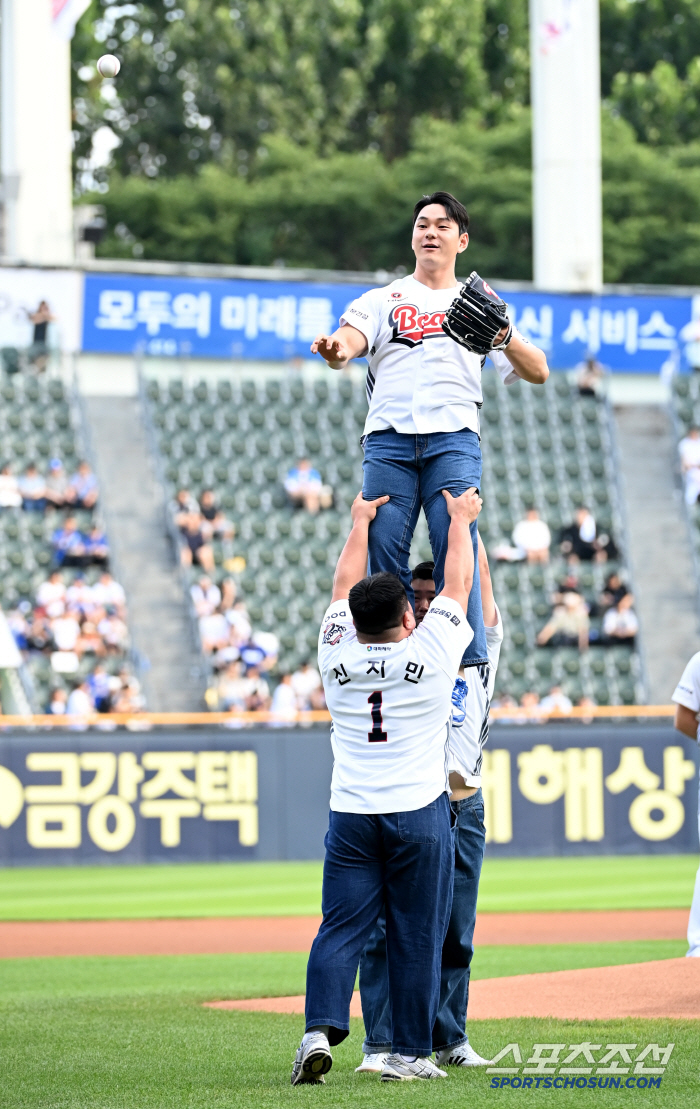 [포토] 유기중 들어올린 신지민과 김태우, 럭비 선수들의 멋진 시구