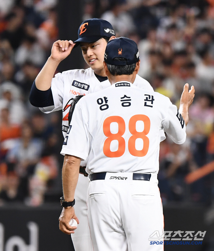 [포토] 종아리 통증 문동주, 7회 보호차원에서 교체