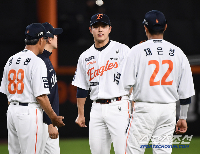 [포토] 종아리 통증 문동주, 7회 보호차원에서 교체