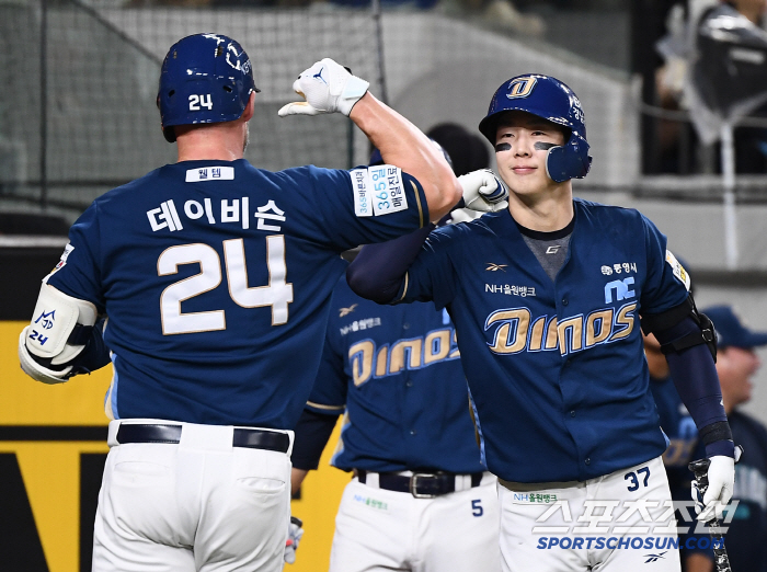 [포토] 박건우 축하받는 데이비슨