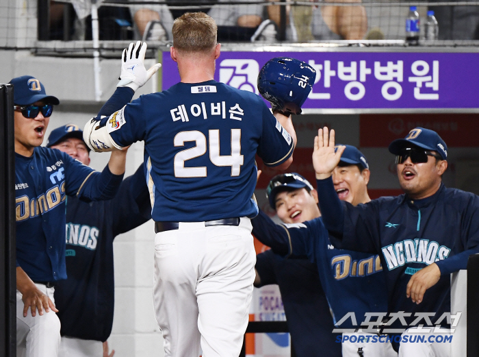 [포토] 이호준 감독 축하받는 데이비슨