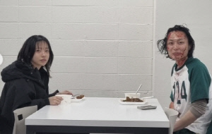 '오겜3' 조유리, 공포의 식사 시간 