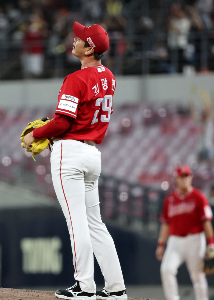 '롯데야 고맙지?' SSG, 3위 엿본 KIA 4연승 저지…김광현 드디어…
