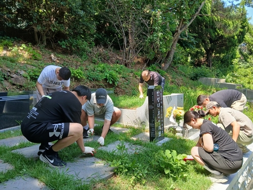 동명대 학생들, 안중근 의사 여동생 안성녀 지사 묘역 정화 활동