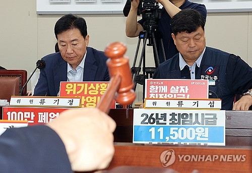 "최저임금 최소 생계비 수준 올려야" vs "자영업자 상황 절박"