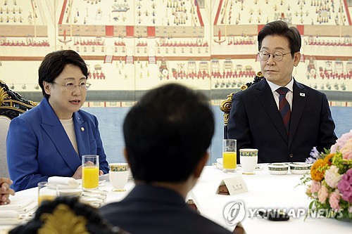 李대통령, 野5당 지도부 오찬서 '조국사면' 건의에 '즉답 안 해'