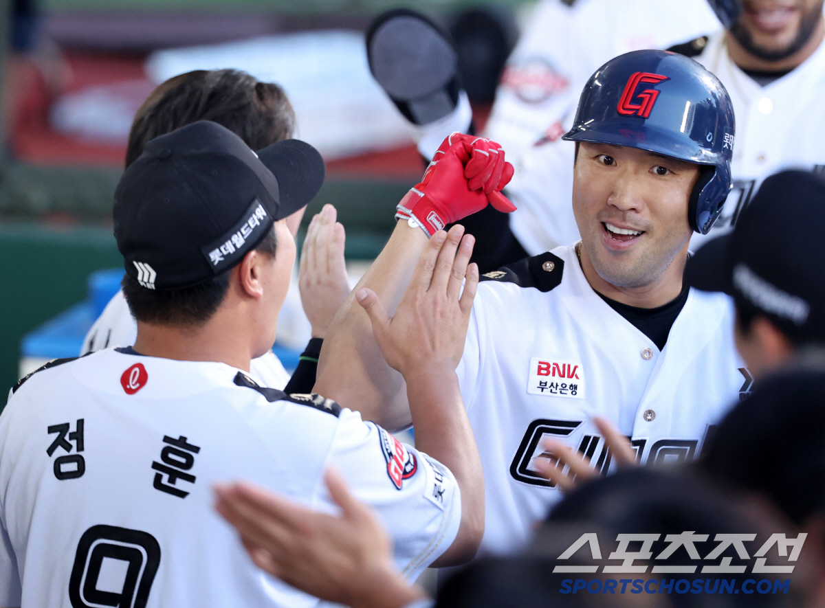 '엘롯라시코 자존심 지킨 롯데 캡틴' 임찬규 무너뜨린 투런포...158k…