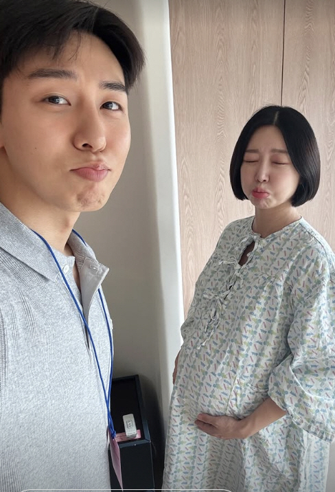 ‘쌍둥이 출산 임박’ 레이디제인, 병원 입원 모습…배 잡고 초긴장