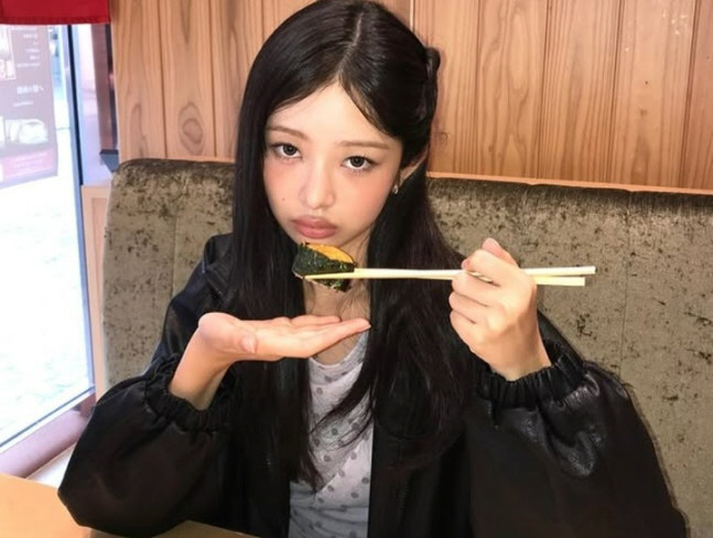 [SCin스타] 아이브 레이, 오늘은 '폭주기니' 아닌 '폭주먹방'..얼…