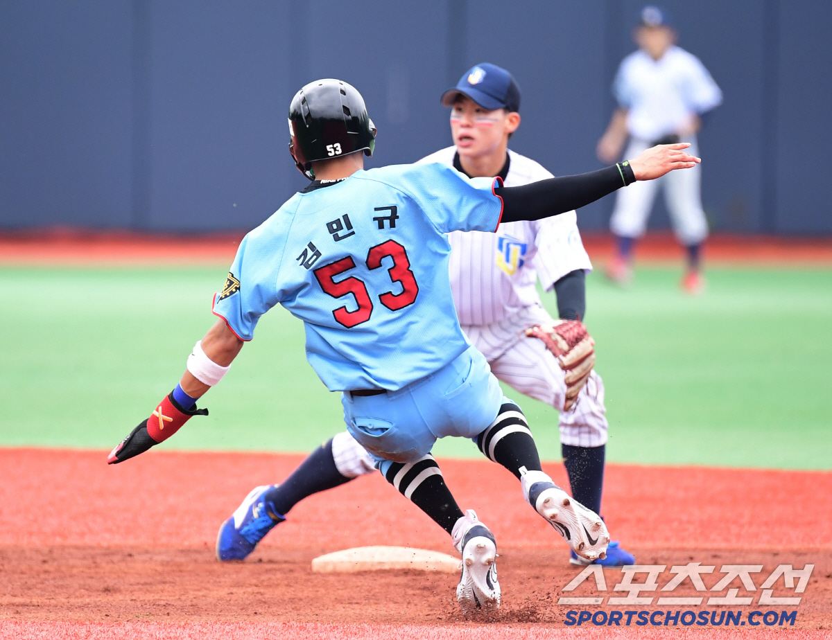 3일 서울 신월구장에서 열린 제80회 청룡기 고교야구선수권 대회 및 주말리그 왕중왕전 휘문고-전북인공지능고 경기. 2회 2루 도루 성공시키는 휘문고 김민규. 신월동=송정헌 기자 songs@sportschosun.com/2025.07.03/
