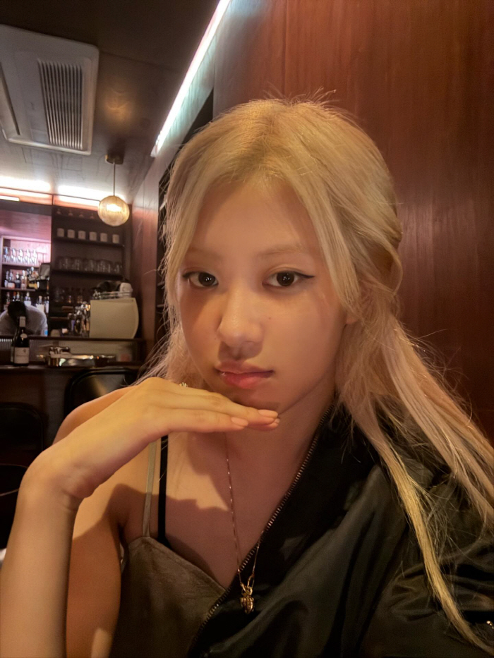 "셀카의 꽃은 화장실이지"…로제, 잠에서 덜깬 모습도 '러블리 미모'
