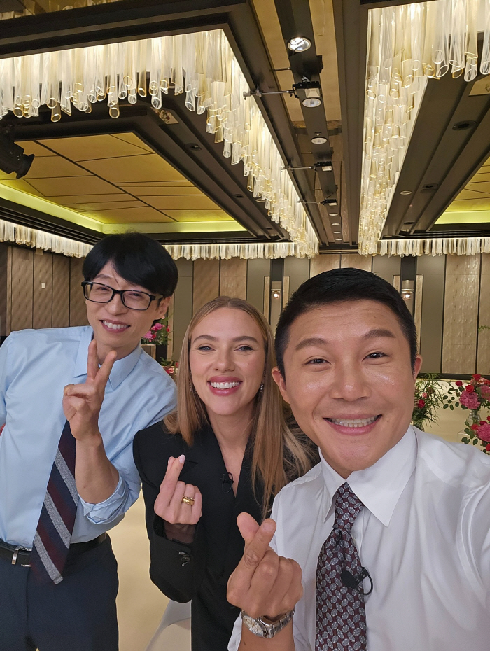 "한순이 다녀갑니다"…스칼렛 요한슨, 유재석·조세호와 'K-하트' 포즈 …