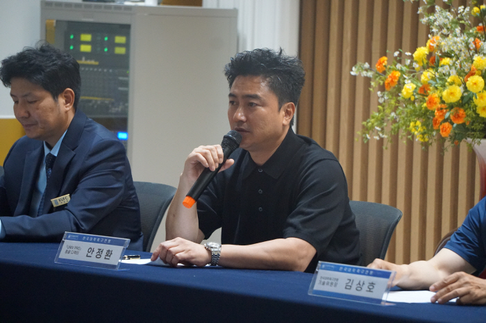 [현장에서]"네가 왜?" 주변도 깜짝 놀란 변신, 안정환 대학축구 디렉터…