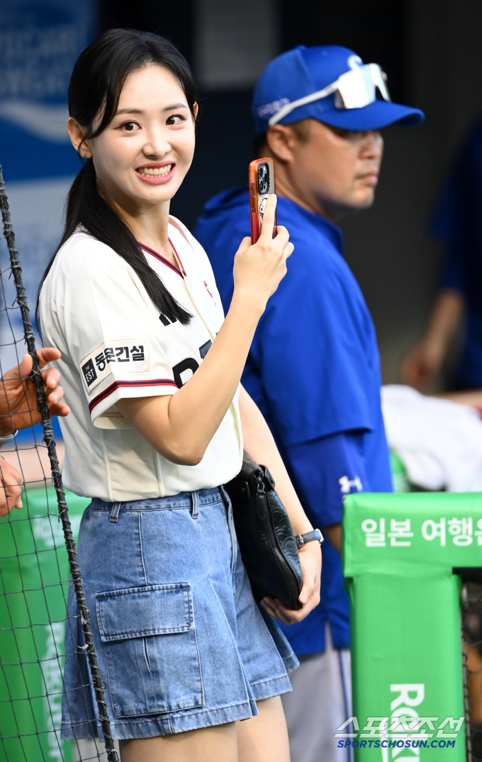 [포토] 김다영 아나운서, 남편 시구 직캠 촬영 중