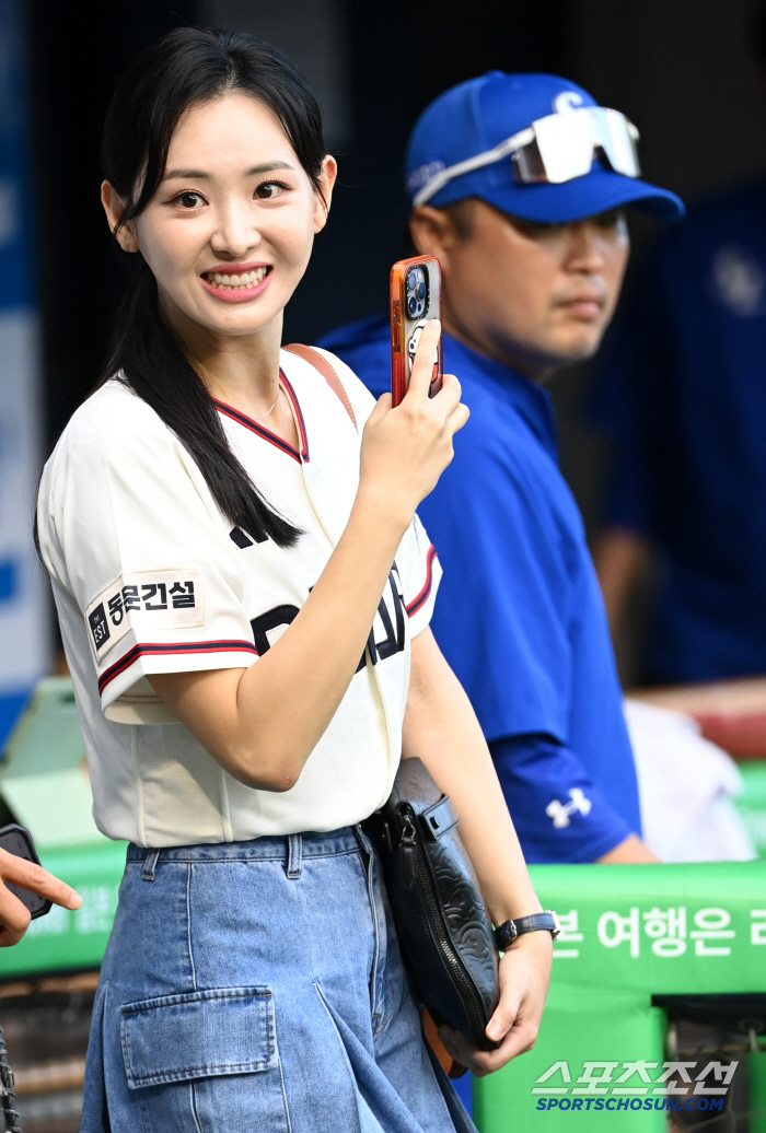 [포토] 김다영 아나운서, 남편 배성재 시구 직캠 촬영 중~