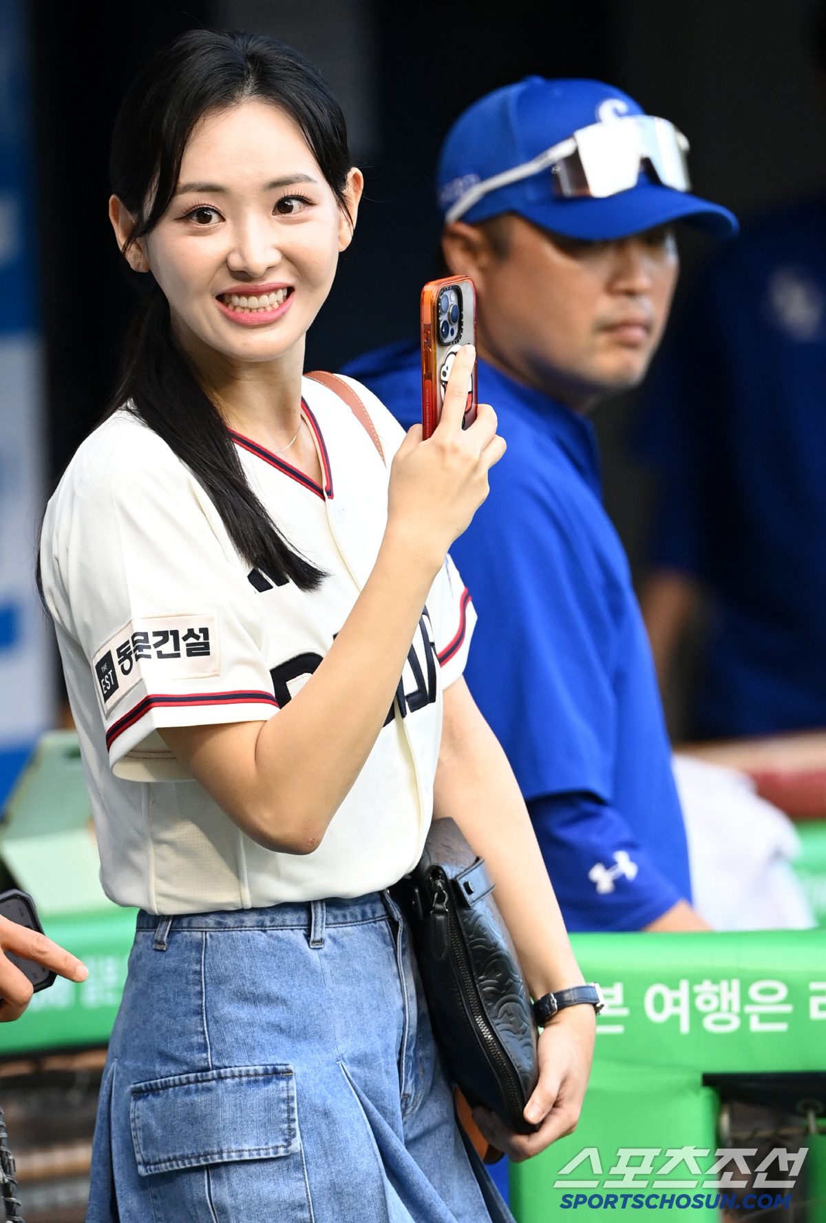 [포토] 김다영 아나운서, 남편 배성재 시구 직캠 촬영 중~