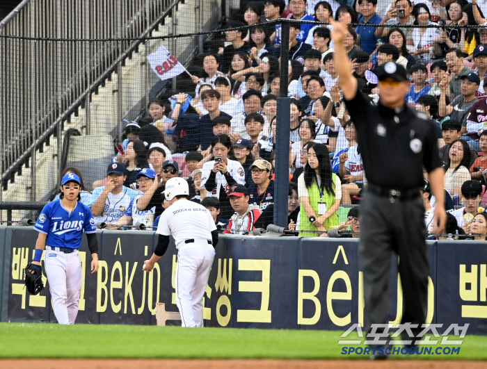 [포토] 볼보이 의자에 맞은 케이브의 2루타