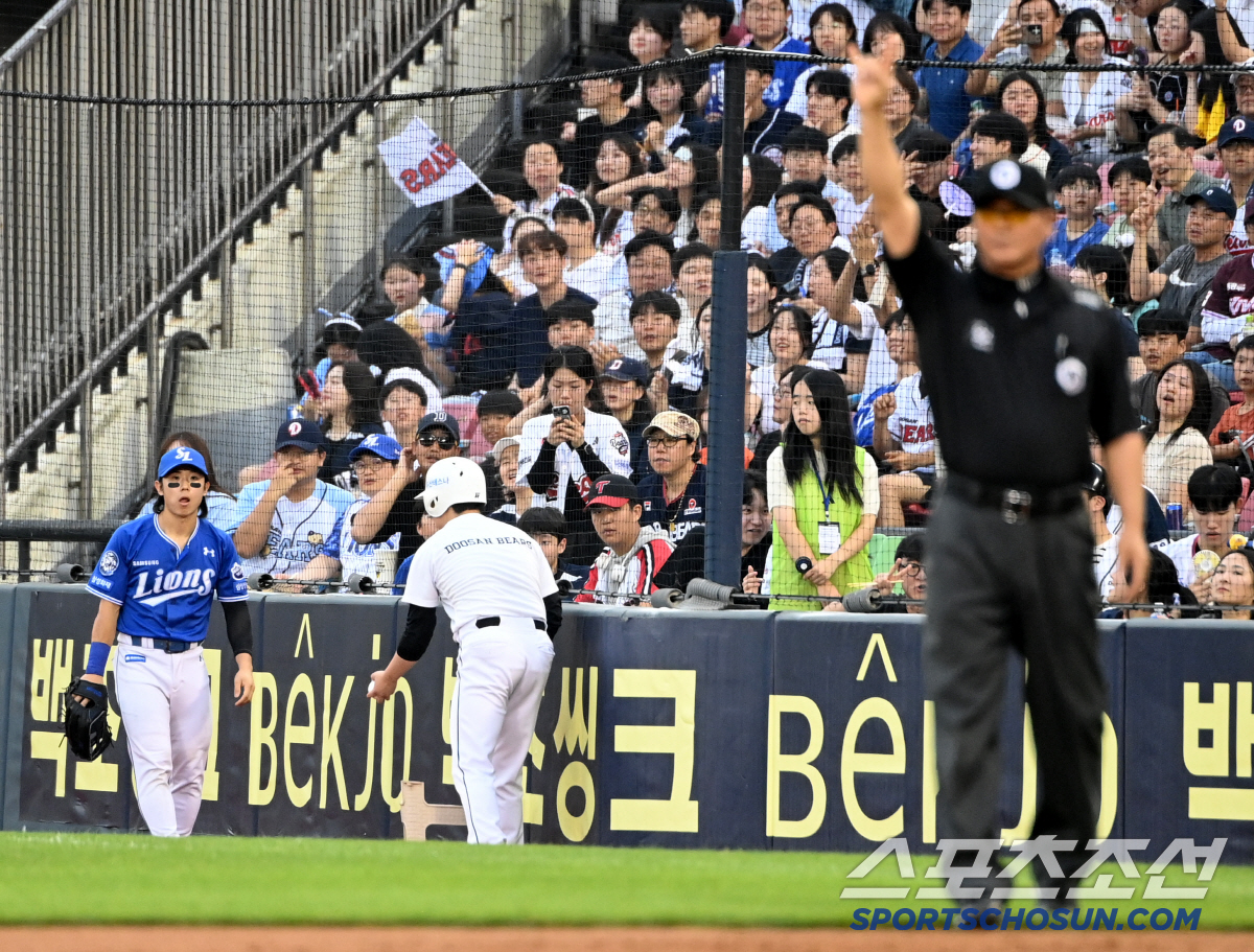 [포토] 볼보이 의자에 맞은 케이브의 2루타