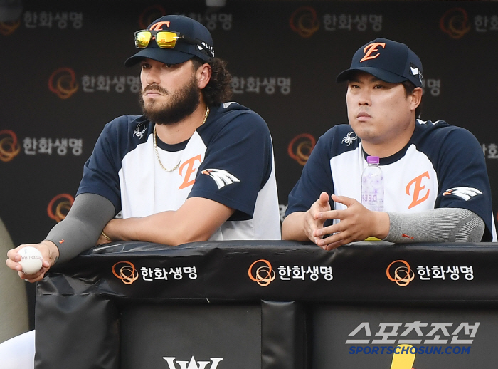 [포토] 심각한 표정의 폰세와 류현진