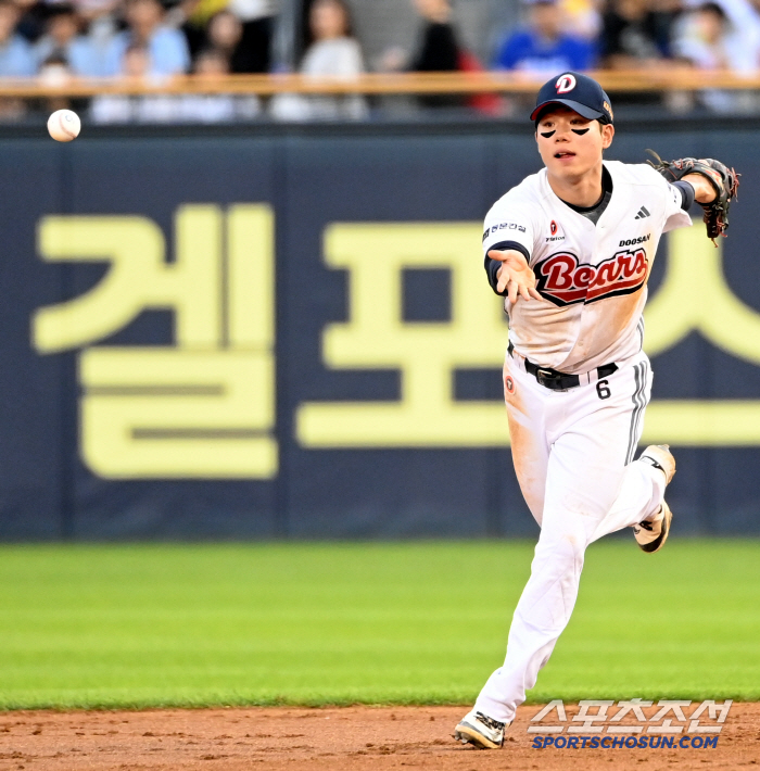 [포토] 빠른 타구 잡아낸 오명진, 병살로 이어가자