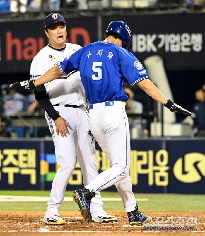[포토] 구자욱, 이영하 폭투에 득점 성공