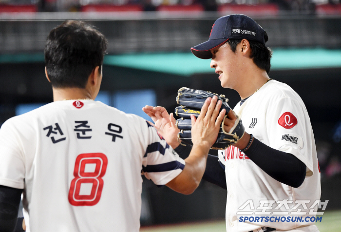 [포토] 개인 최다 이닝 이민석 칭찬하는 전준우