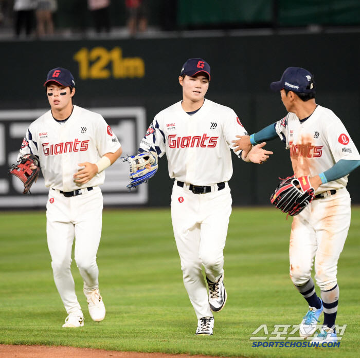 '롯데 드디어 공동 2위 등극. 1위 보인다' 이민석 6.2이닝 무실점 …