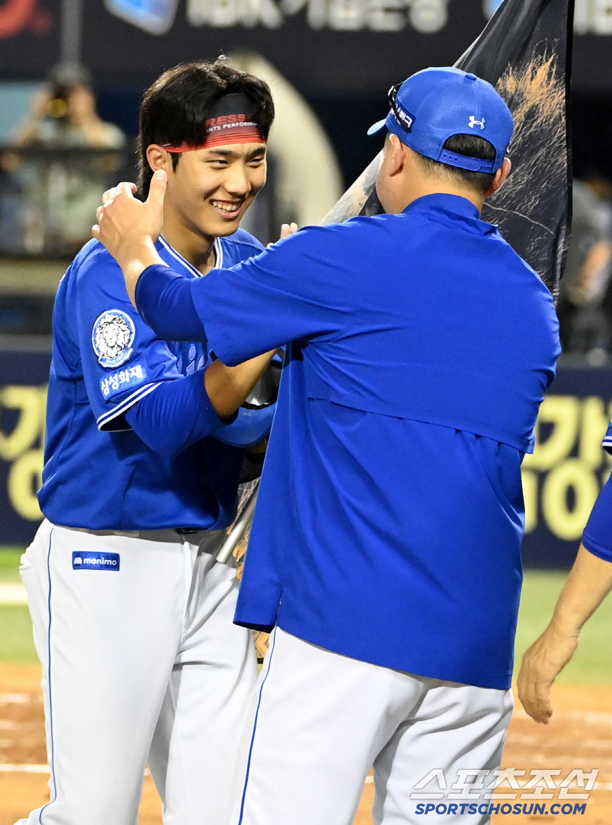 '오늘의 주인공은 너니까' 역전 만루포 이재현, 캡틴이 건넨 사자깃발에 …