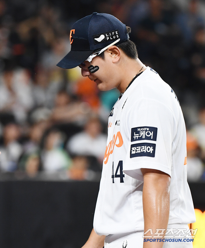 [포토] 교체되는 김서현, 4사구 4개로 실점