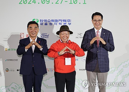 (울산=연합뉴스) 김용태 기자 = 27일 오후 울산시 울주군 영남알프스 복합웰컴센터에서 열린 '제9회 울산울주세계산악영화제' 개막식 그린 카펫 행사에서 김두겸 울산시장(왼쪽부터), 영화제 집행위원장인 산악인 엄홍길, 이사장인 이순걸 울주군수가 인사하고 있다. 2024.9.27 yongtae@yna.co.kr