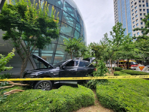 여의도 한경협 건물에 SUV 돌진…운전자는 급발진 주장