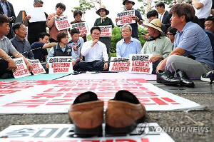 임명장 받고서 농민에 달려간 金총리…'송미령 반대' 경청·설득
