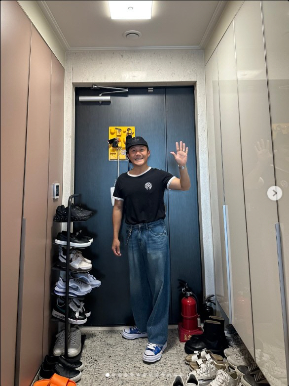 조세호, 35억 신혼집 현관서 포착된 달달한 인사…'아침부터 ♥사랑꾼'